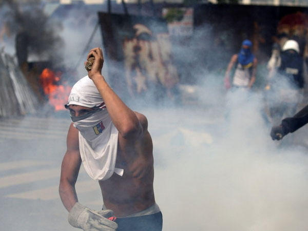 Vətəndaş müharibəsinin ərəfəsində: etirazların anası, biçarə hökumət... - VİDEO