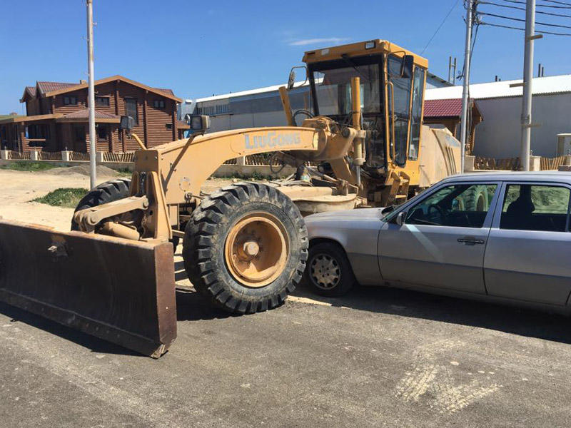Bakıda sürücü yolun bağlanmasına belə etiraz etdi - FOTOLAR