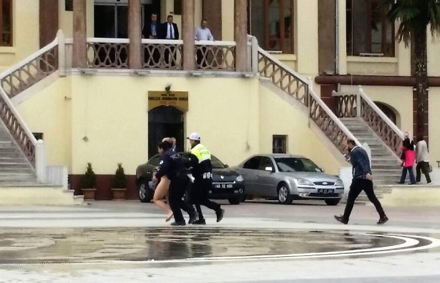 Qadın müəllimin qəribə etirazı: Soyundu - FOTO - VİDEO