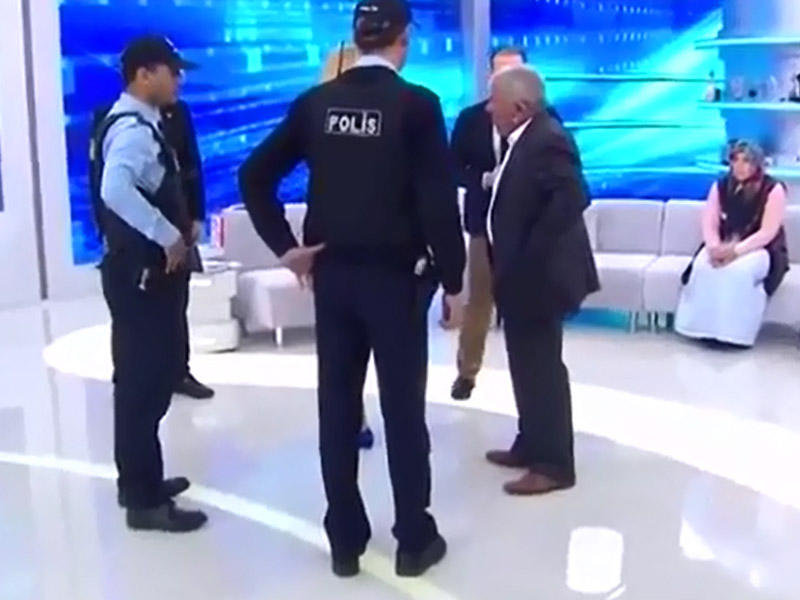 Polisin axtarışa verdiyi şəxs canlı yayımda tutuldu - VİDEO