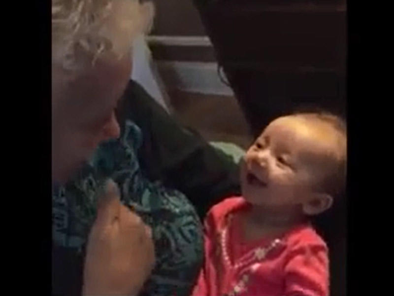 Nənə və körpə nəvəsinin rekord qıran videosu