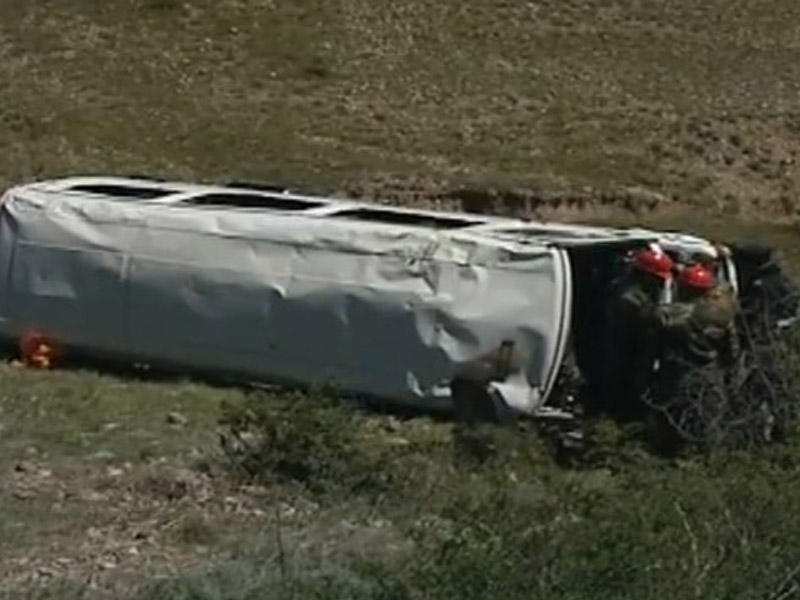 Şəkidə mikroavtobus 7 metrlik dərəyə aşdı - 16 yaralı - YENİLƏNİB - VİDEO