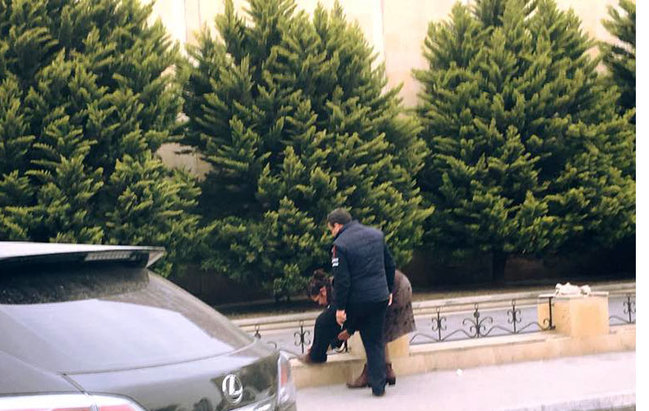 Küçənin ortasında əyilib, ərinin ayaqqabısını sildi, paltarlarını... - Bakıda çəkilən FOTO OLAY OLDU