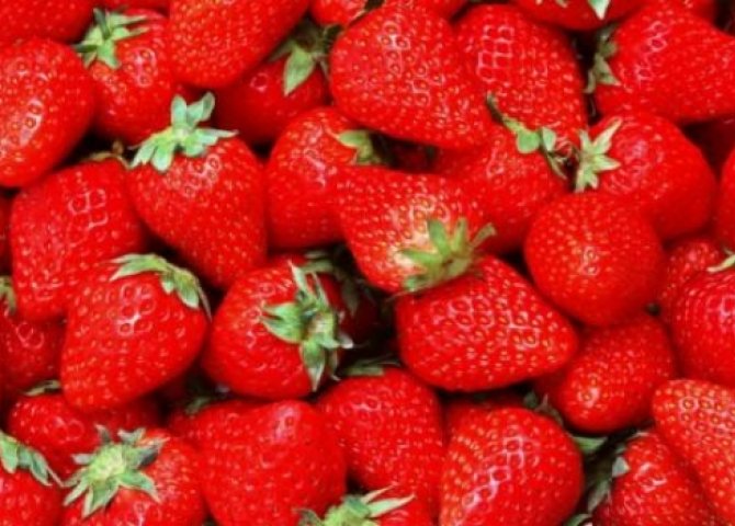 Bakı bazarında çiyələyin kilosu 5 manata, alçanın ədədi 15 qəpiyə - VİDEO