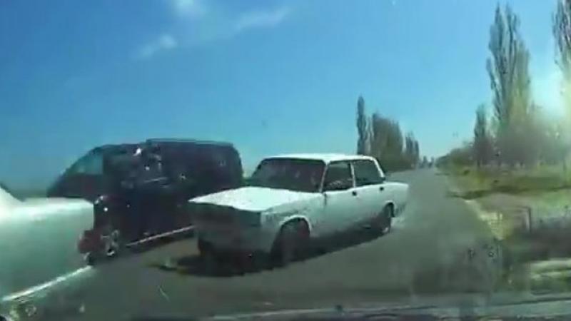 Ölümə gedən sürücü kameraya düşdü – Maşın yerində fırlandı - VİDEO