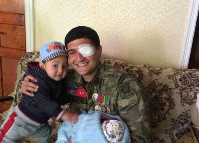 Döyüşlərdə bir gözünü və bir ayağını itirən hərbçimiz ata oldu - FOTOLAR