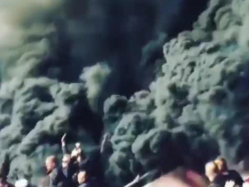 Dünyanın maraqla gözlədiyi derbidə stadion yandırıldı: xəsarət alanlar var - VİDEO