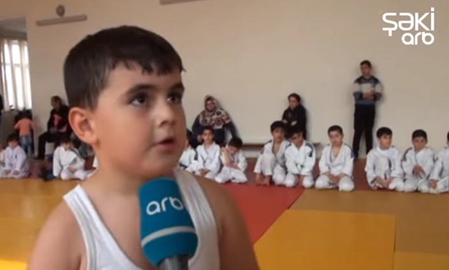 Qarnında daş sındırılan balaca pəhləvan - VİDEO