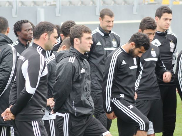 “Neftçi”nin mərhum prezidentinə qarşı hörmətsizlik – FOTOLAR