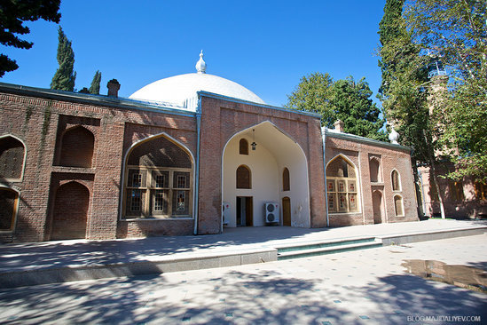 Azərbaycanlı məmurdan Allah evinə HÖRMƏTSİZLİK: