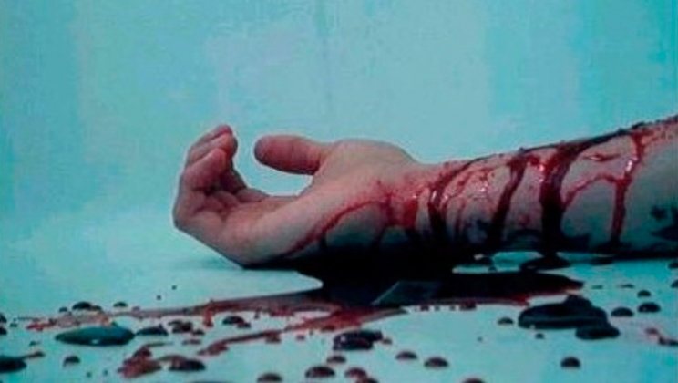 Azərbaycanda müəllim damarlarını kəsib intihar etdi