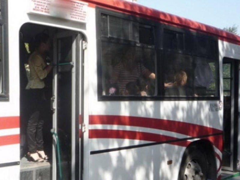 Bakıda məktəblinin başı avtobusun qapılarının arasında qaldı, sürücü isə... - FOTOLAR