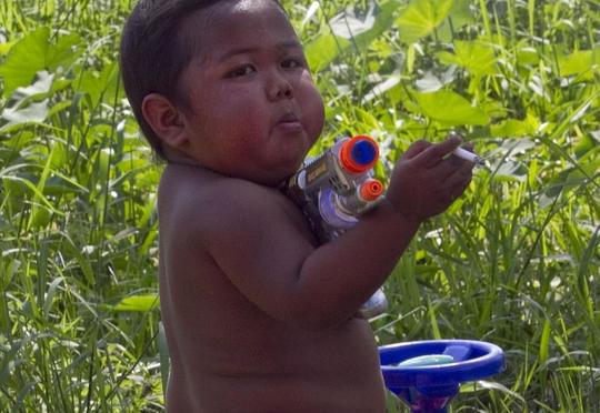 Gündə 40 siqaret çəkən balaca uşaq onu tərgitdi - FOTOLAR