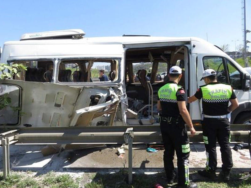 İstanbulda şagirdləri daşıyan mikroavtobus partladı: Yaralılar var