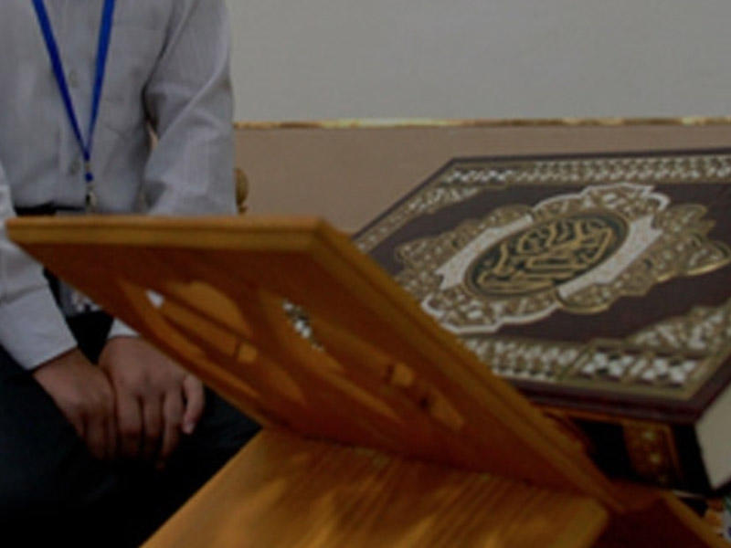 Məşhur din xadimi canlı yayımda Quran oxuyarkən KEÇİNDİ - VİDEO