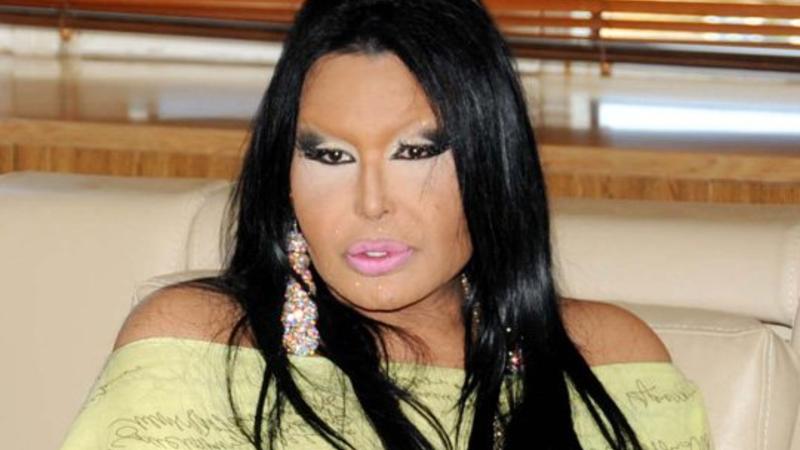 Bülent Ersoy qızla görüşdü və ƏLLƏRİ İLƏ OMBASINI... - FOTO