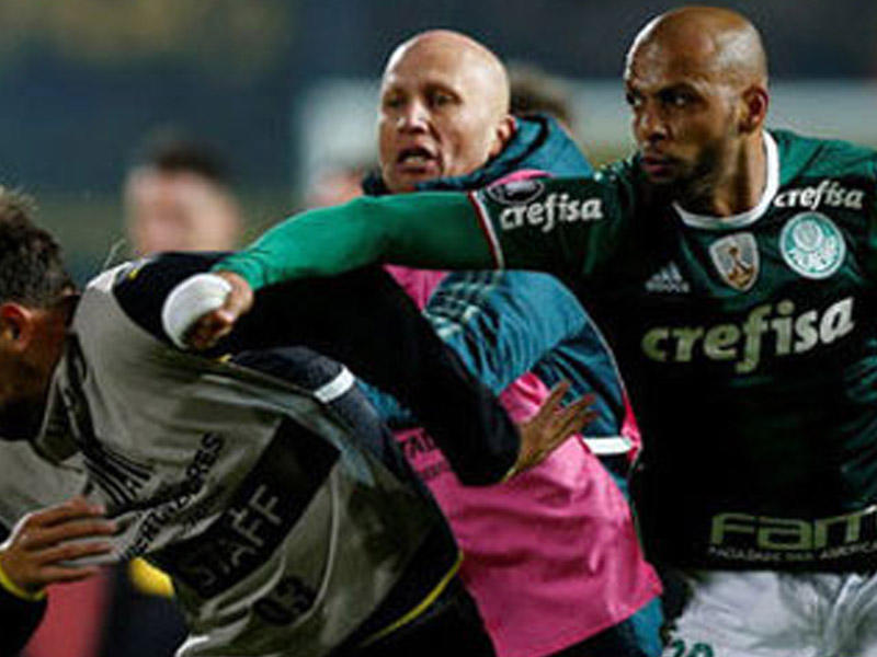 Matç zamanı əlbəyaxa dava düşdü - VİDEO