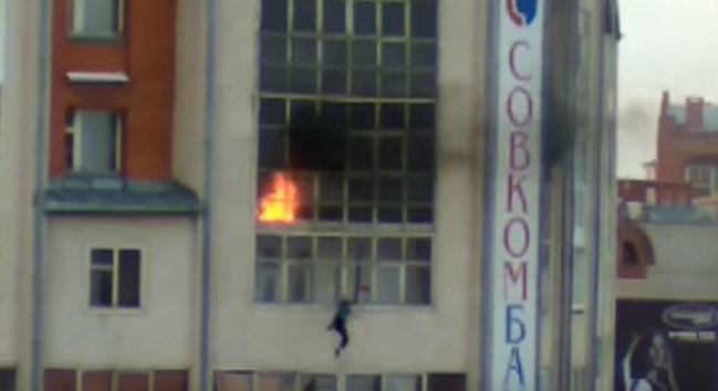 Dəhşətli yanğında 9 yaşlı uşaq binadan atıldı - ANBAAN VİDEO