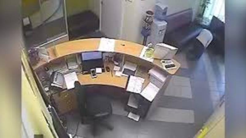 Qaraçı kassiri hipnoz edib 10 min rublu oğurladı - İNANILMAZ OĞURLUQ - VİDEO