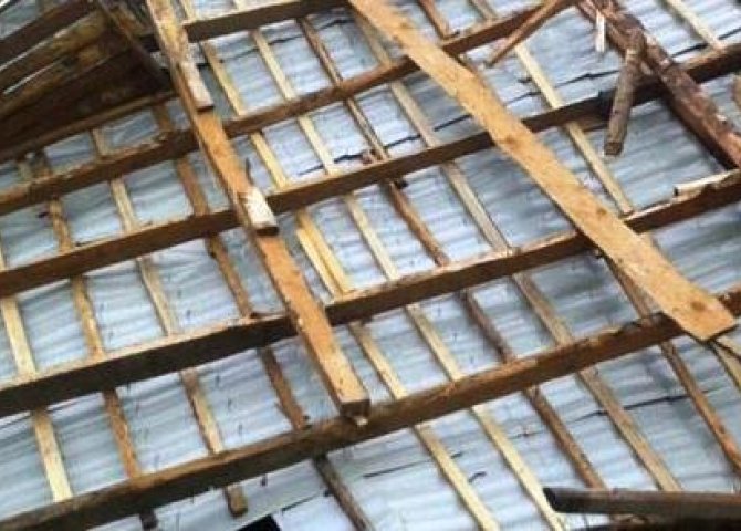 Xaçmazda qasırğa - Binaların damı uçdu