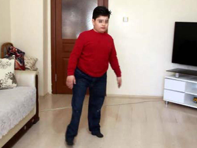 VƏHŞİLİK: Ayaqsız doğulan və ürəyində dəlik olan 10 yaşlı oğlanı döydülər - FOTO