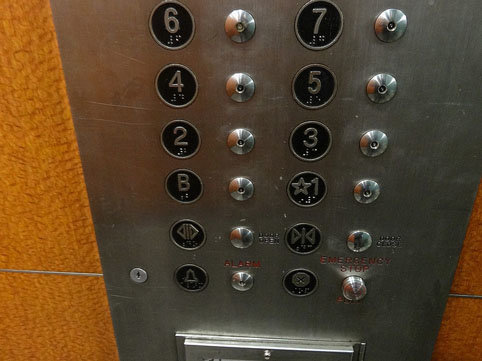 Bakıda lift qırıldı: 11 yaralı var - VİDEO