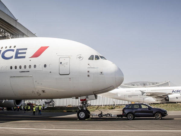 Porsche təyyarəni çəkdi - yeni rekord - VİDEO 