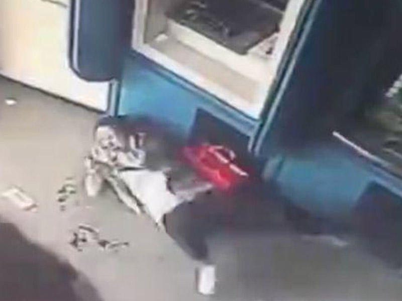 Oğru bankomatın qarşısında qadının qulağını kəsdi - Dəhşətli VİDEO