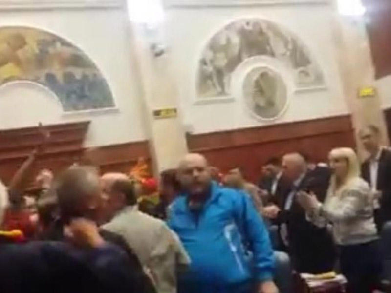 Makedoniya parlamentində qarşıdurma: Azərbaycan icmasının sədri dirəniş simvoluna çevrildi - VİDEO