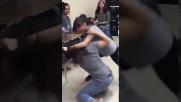 Bakıda tələbə qızlar saçyolduya çıxdı - Davanın səbəb isə... / ÖZƏL AÇIQLAMA