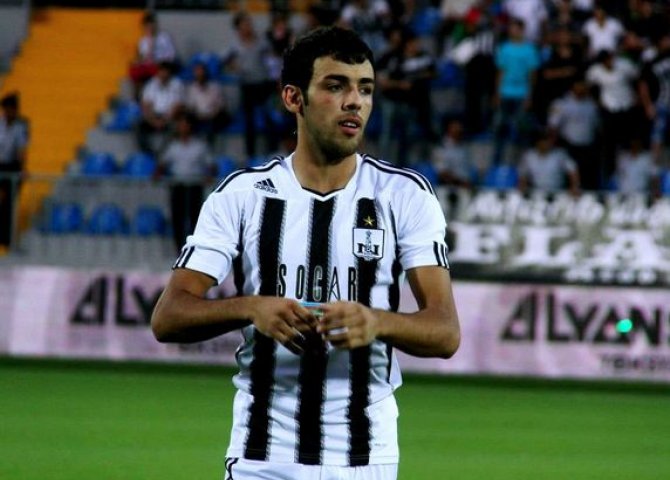 Gecə bardan çıxan məşhur futbolçumuz polislə əlbəyaxa oldu