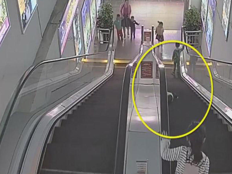 2 yaşlı uşağın əli eskalatorun arasında qaldı - VİDEO