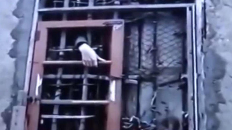 Ata-ana övladını 30 il bağlı saxladı: