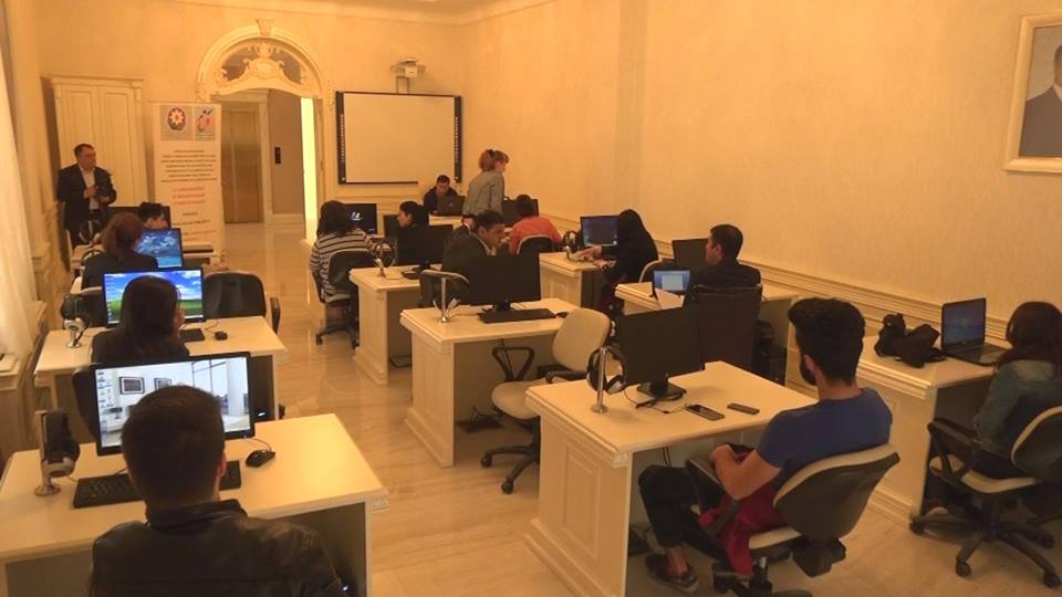 Xırdalan şəhərində yerləşən Heydər Əliyev Mərkəzində kompyuter kurslarının təliminə başlanılıb