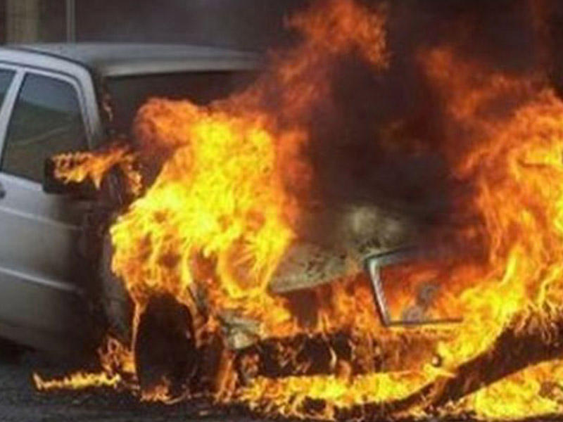 Müəllim qonşusunun avtomobilərini yandırdı - Azərbaycanda İLGİNC OLAY