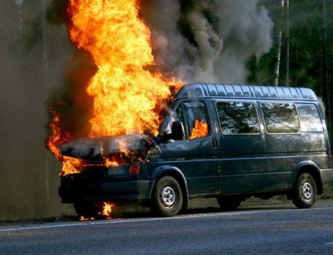 Cəlilabadda DƏHŞƏT: Mikroavtobus yandı, yaralılar var