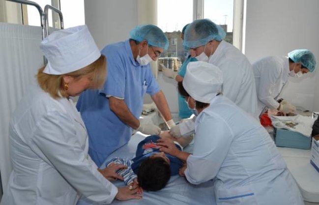 Həkim sünnət zamanı ölən uşağın cəsədini götürüb qaçmaq istəyibmiş...- 5 yaşlı Kənanın FACİƏVİ ÖLÜMÜ