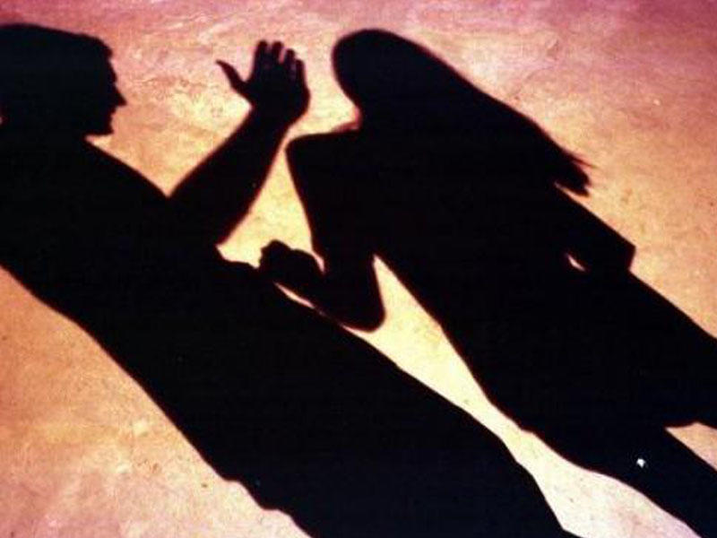 Bakıda sürücünün tanışlıq təklifini rədd edən qadın vəhşicəsinə döyüldü, qulağı cırıldı