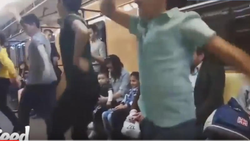 Bakı metrosunda uşaqlardan pozitiv rəqs - VİDEO