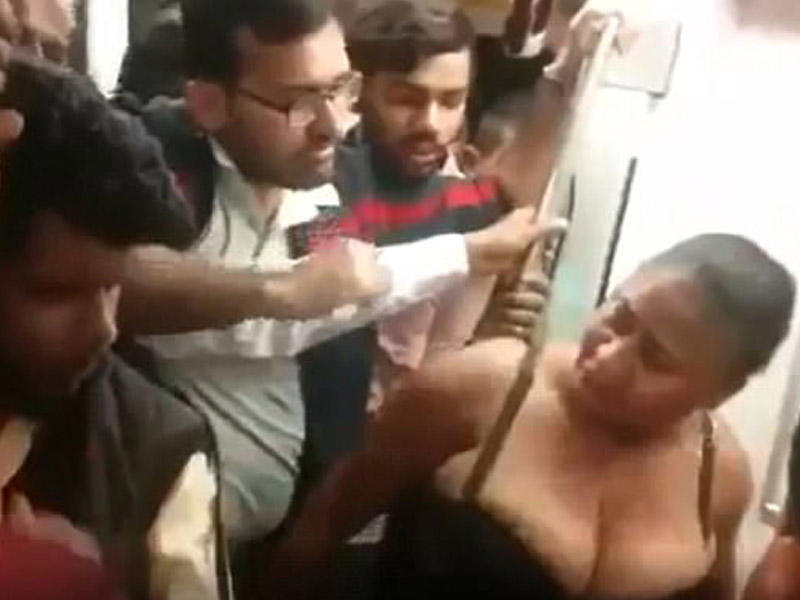 Metroda dava: qadın soyundu, 