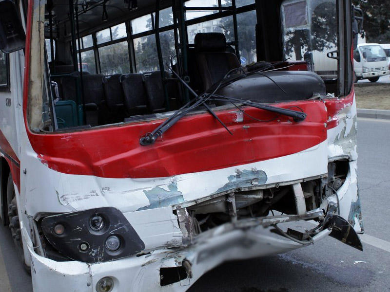 Bakıda avtobus ağır qəza törətdi: ölən var