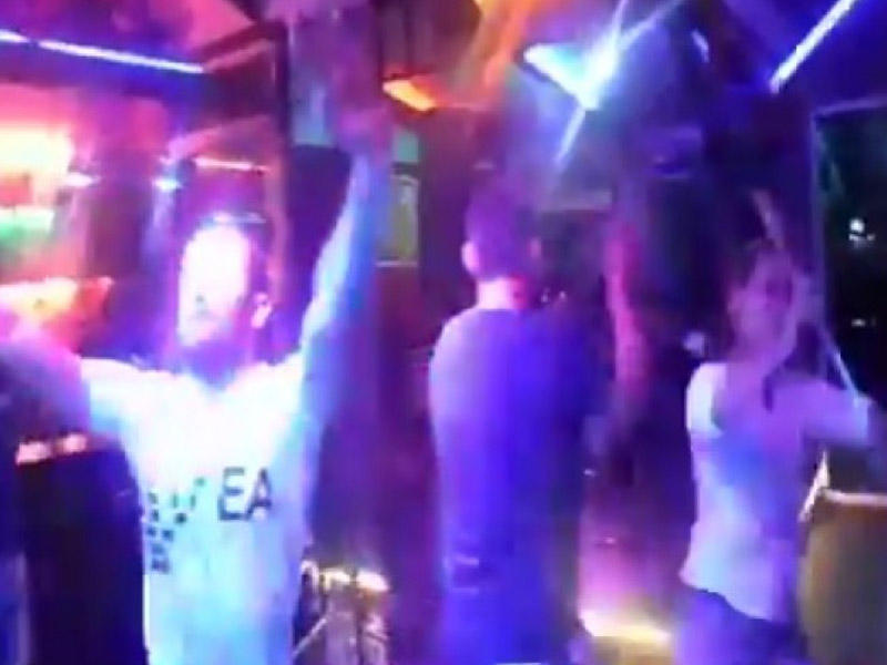 Azərbaycanlı gənclər erməni restoranında 