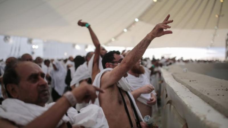 Şeytan gənc oğlanın telefonunu 