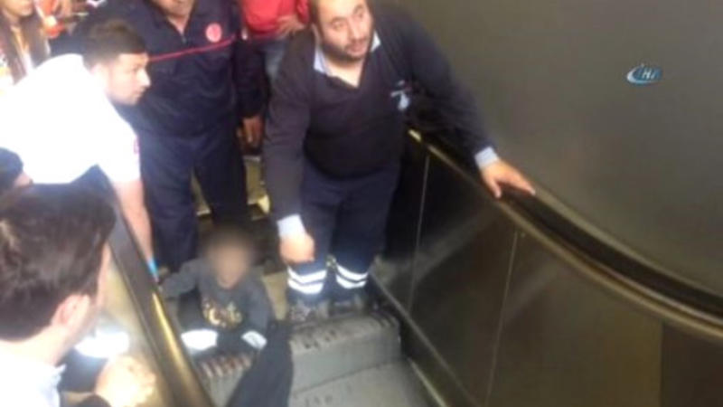 Metroda dəhşət - 9 yaşlı uşaq eskalatorun arasında qaldı - VİDEO