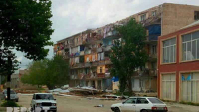 Gəncədə güclü külək yaşayış binasının dam örtüyünü uçurdu - FOTO