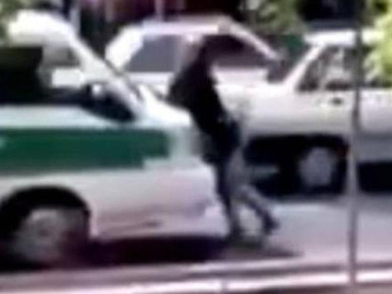 İnanılmaz olay: Qız özünü polis maşınının önünə atdı - VİDEO