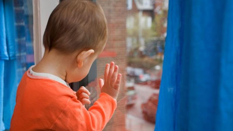 2 yaşında uşaq 3-cü mərtəbədən düşdü - DƏHŞƏTLİ VİDEO