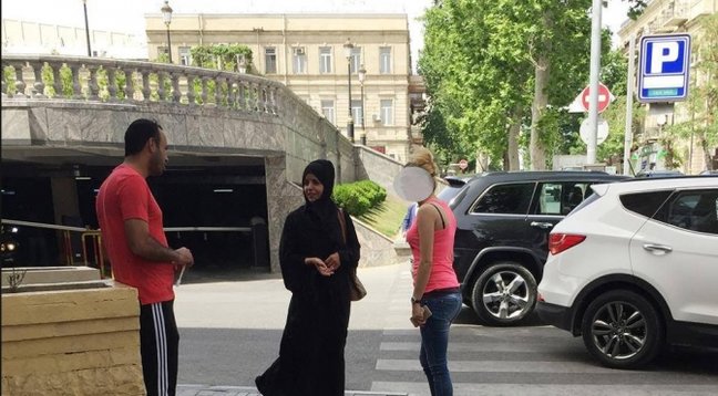 Bakıda BİABIRÇI OLAY: Ərəb qadın ərini azərbaycanlı qızın əlindən ala bilmədi - FOTO