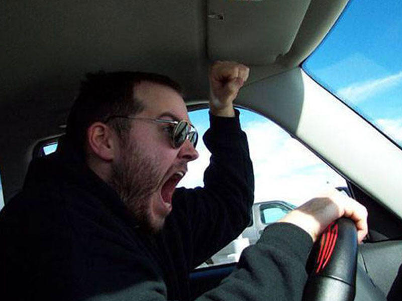 Sürücü yol polisini xəstəxanalıq etdi - BAKININ MƏRKƏZİNDƏ İNSİDENT