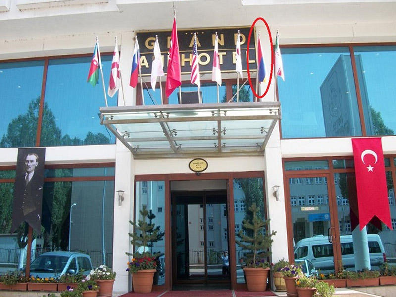 Azərbaycanlı iş adamının otelində Ermənistan bayrağı dalğalanır – VİDEO